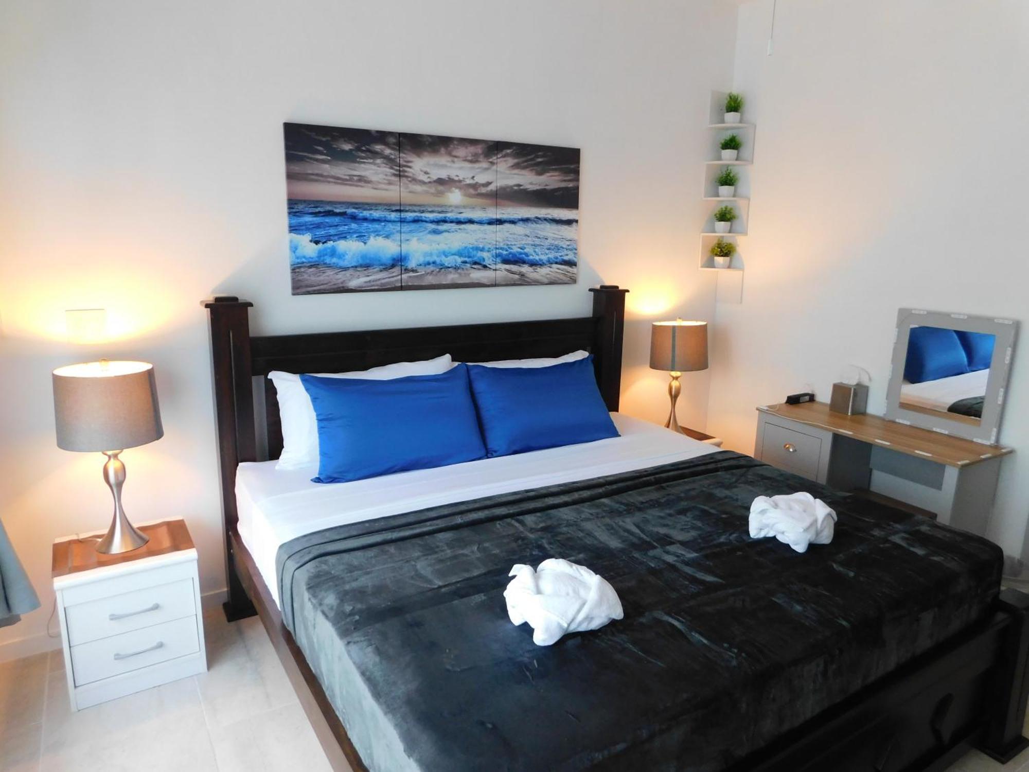 Sunset 205, Sleeps Six, Next Door To The Pool, 100m To The Beach! *