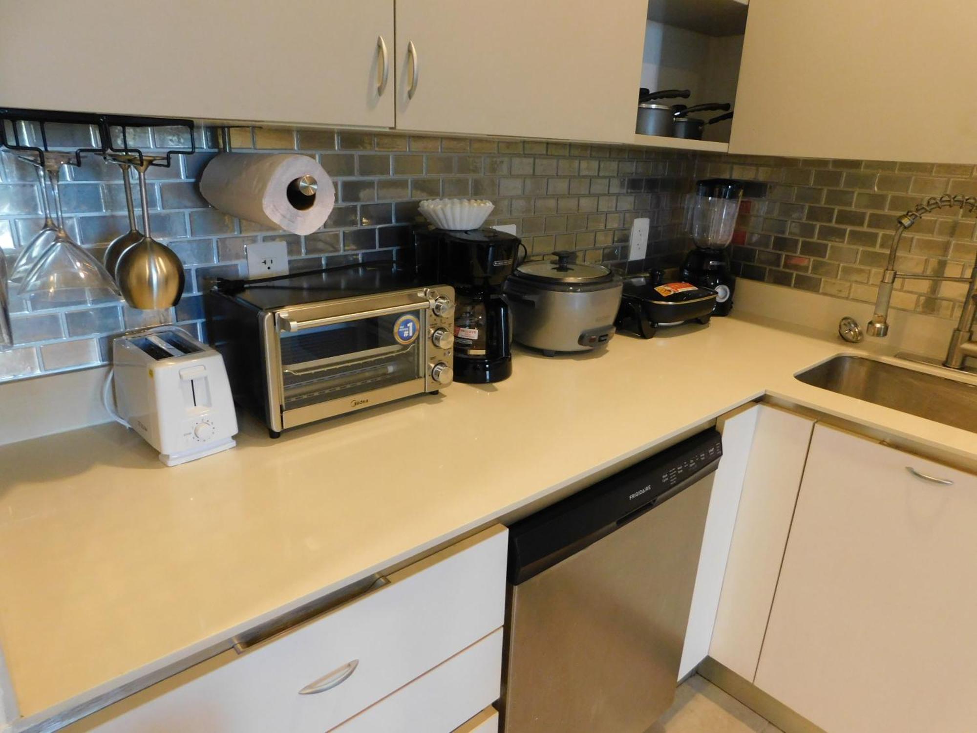 Sunset 205, Sleeps Six, Next Door To The Pool, 100m To The Beach! Appartement