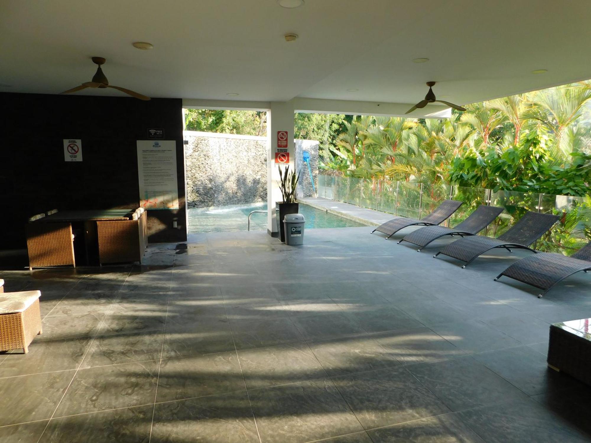 Sunset 205, Sleeps Six, Next Door To The Pool, 100m To The Beach! *