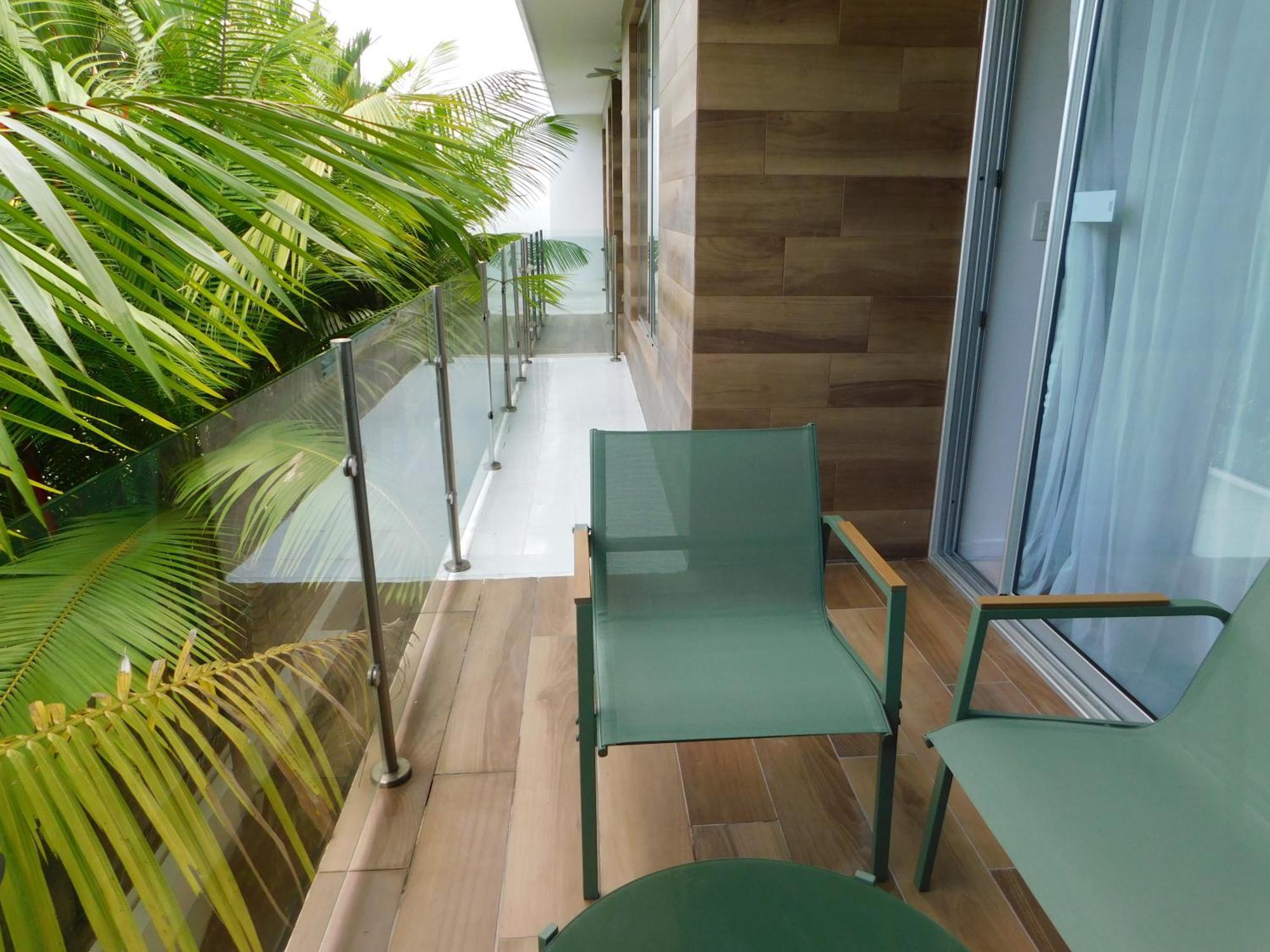 Sunset 205, Sleeps Six, Next Door To The Pool, 100m To The Beach!